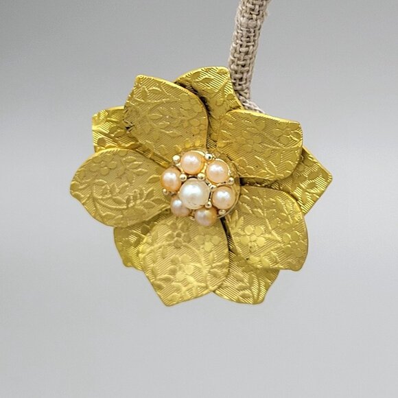 Vintage Textured Yellow Metal Floral Clip On Earrings Imitation Pearl Center - Picture 4 of 6